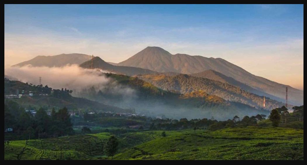 Gunung Gede Pangrango, salah satu tempat wisata terbaik di Cianjur./