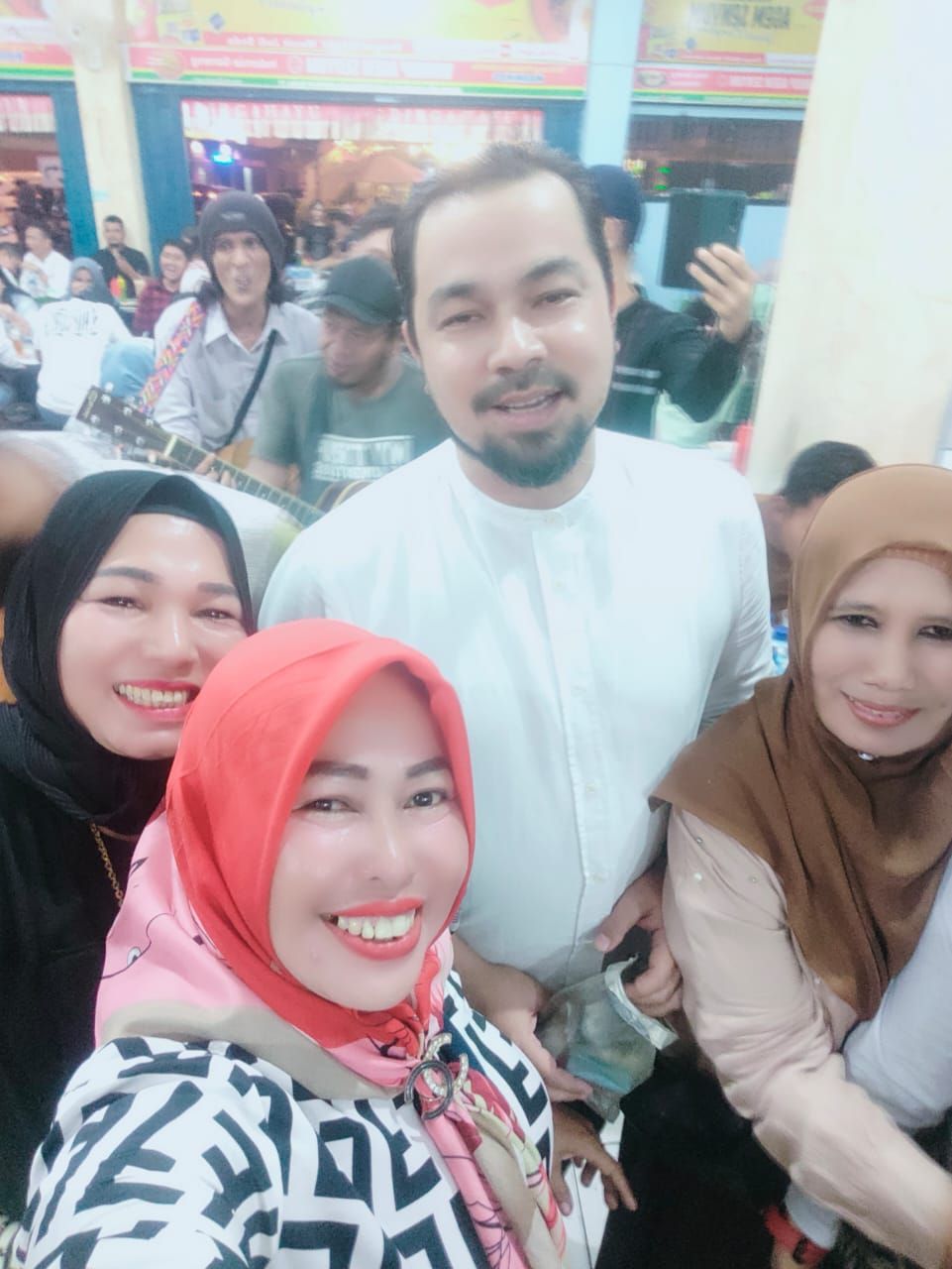 Sultan Djorghi terlihat ramah poto bersama Ratu Dumors Chapter Kota Medan