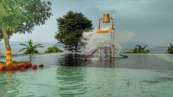 Wahana kolam renang di tempat wisata alam hits Sumedang, Kampung Buricak Burinong.