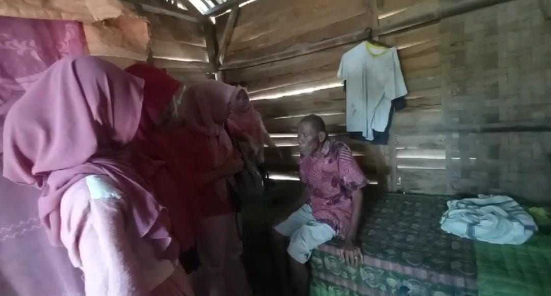 Srikandi Dermawan saat menyambangi lansia 70 tahun di Pesawaran Lampung yang rumahnya rubuh dimakan usia