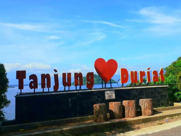 Spot foto ciamik dengan view Waduk Jatigede di Wisata Tanjung Duriat Sumedang.