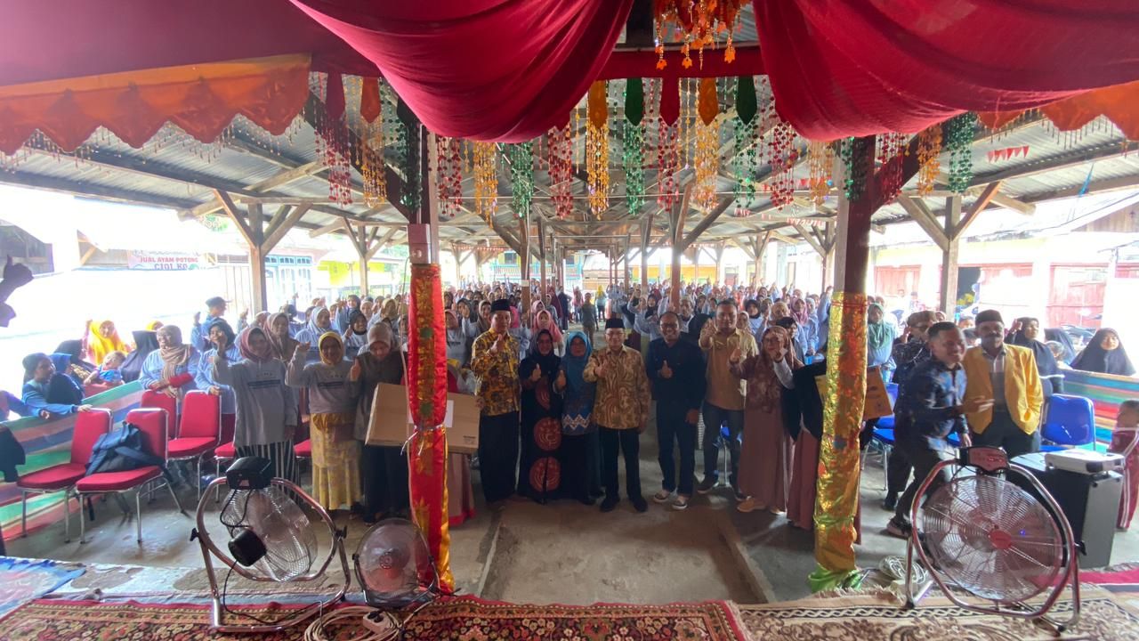 Anggota DPR RI Darul Siska foto bersama masyarakat di Nagari Unggan, Sumpur Kudus.