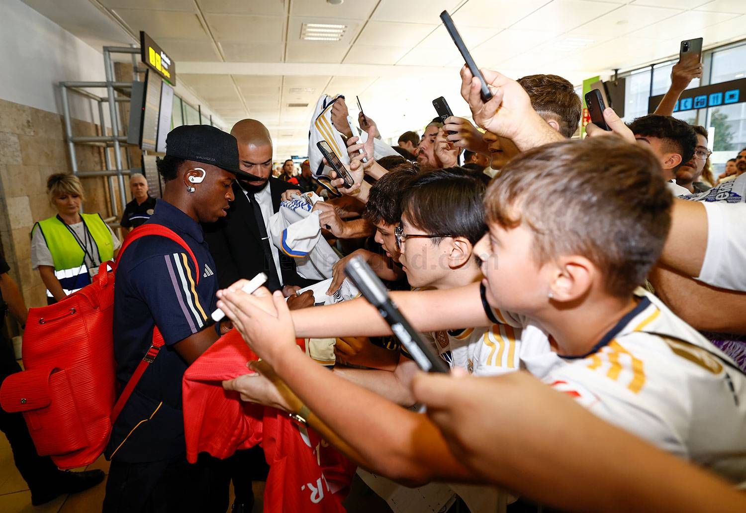 Tiba di Girona, pemain Real Madrid langsung disambut penggemar dan dimintai tanda tangan. 