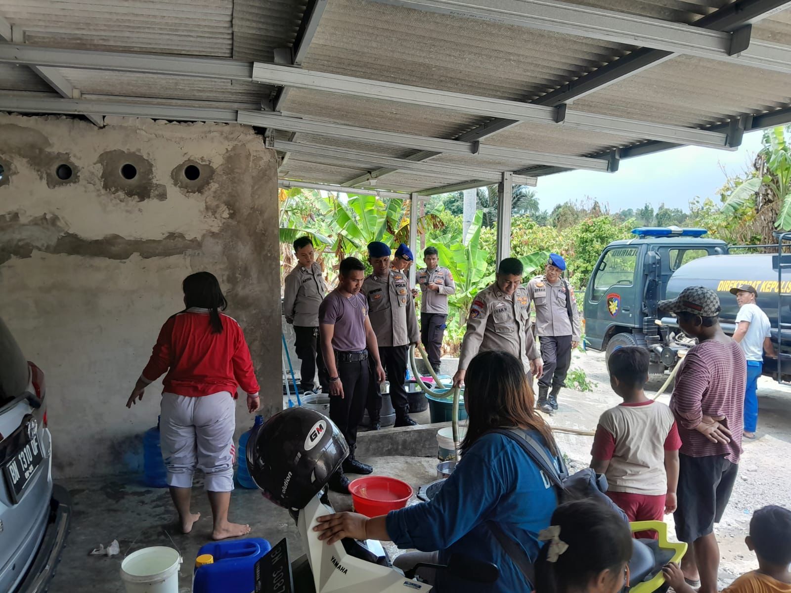 Warga Dusun Rebo antusias mengambil air bersih yang disalurkan Ditpolairud Babel dengan menyiapkan tempat penampungan. 