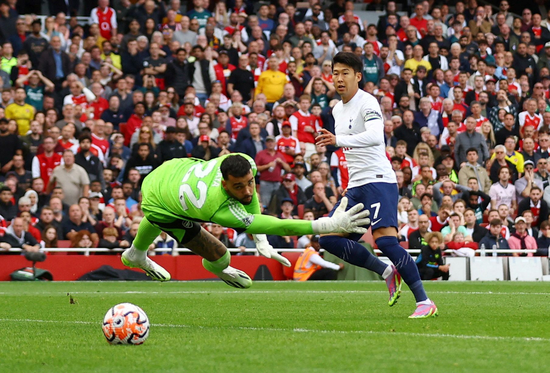 Son Heung-min mencetak gol ke gawang David Raya di laga Tottenham vs Arsenal. 