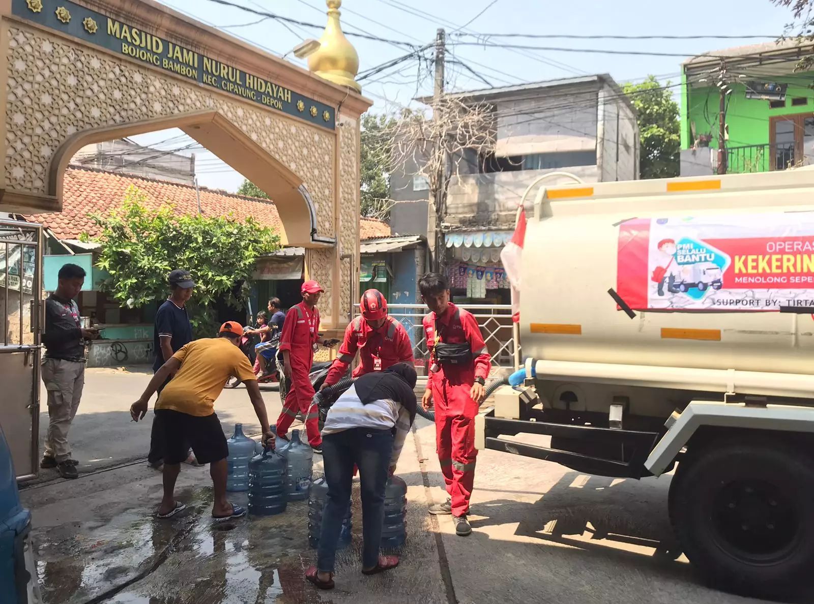 Pendistribusian air bersih di Kelurahan Bojong Pondok Terong, Kecamatan Cipayung, belum lama ini.