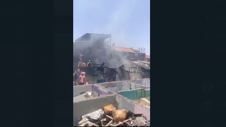 Kebakaran melanda rumah semi permanen di pemukiman padat penduduk di Jalan Suryani Dalam IV, Kelurahan Warung Muncang, Bandung Kulon. 
