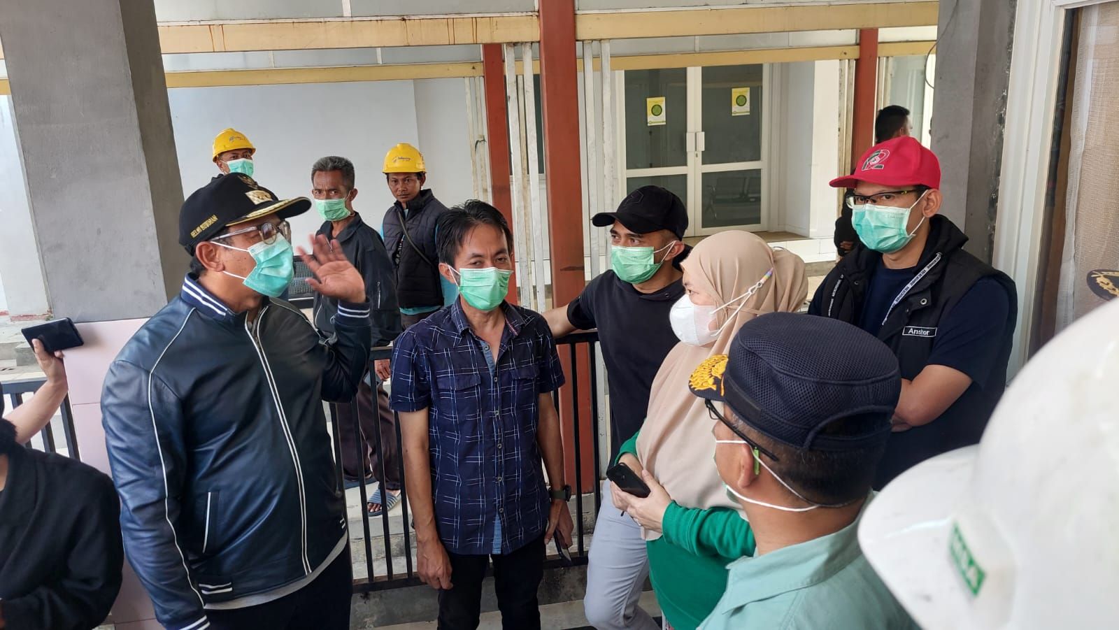 Wakil Bupati Garut, dr Helmi Budiman meninjau lokasi kebakaran di RSUD dr Slamet Garut dan melakukan pencarian terhadap tiga pasien yang hilang.