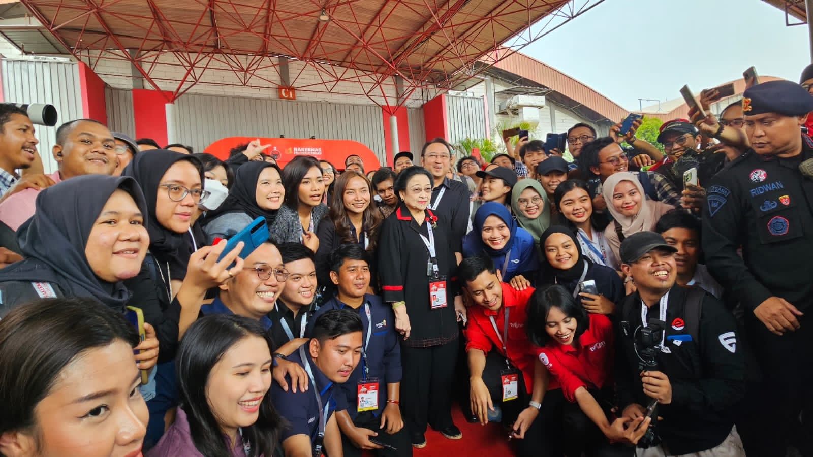 Megawati dan Prananda Berfoto Bersama Wartawan di Hari Ketiga Rakernas IV PDIP