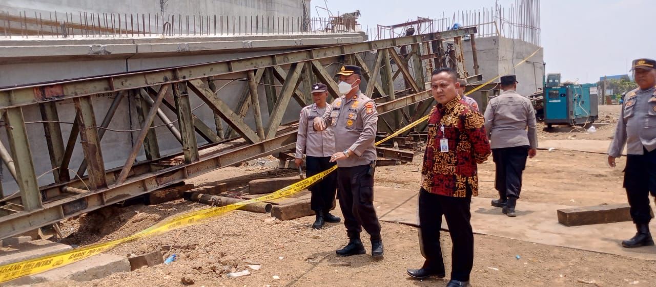 Polisi di proyek pembangunan konstruksi jembatan Jababeka setelah kecelakaan.