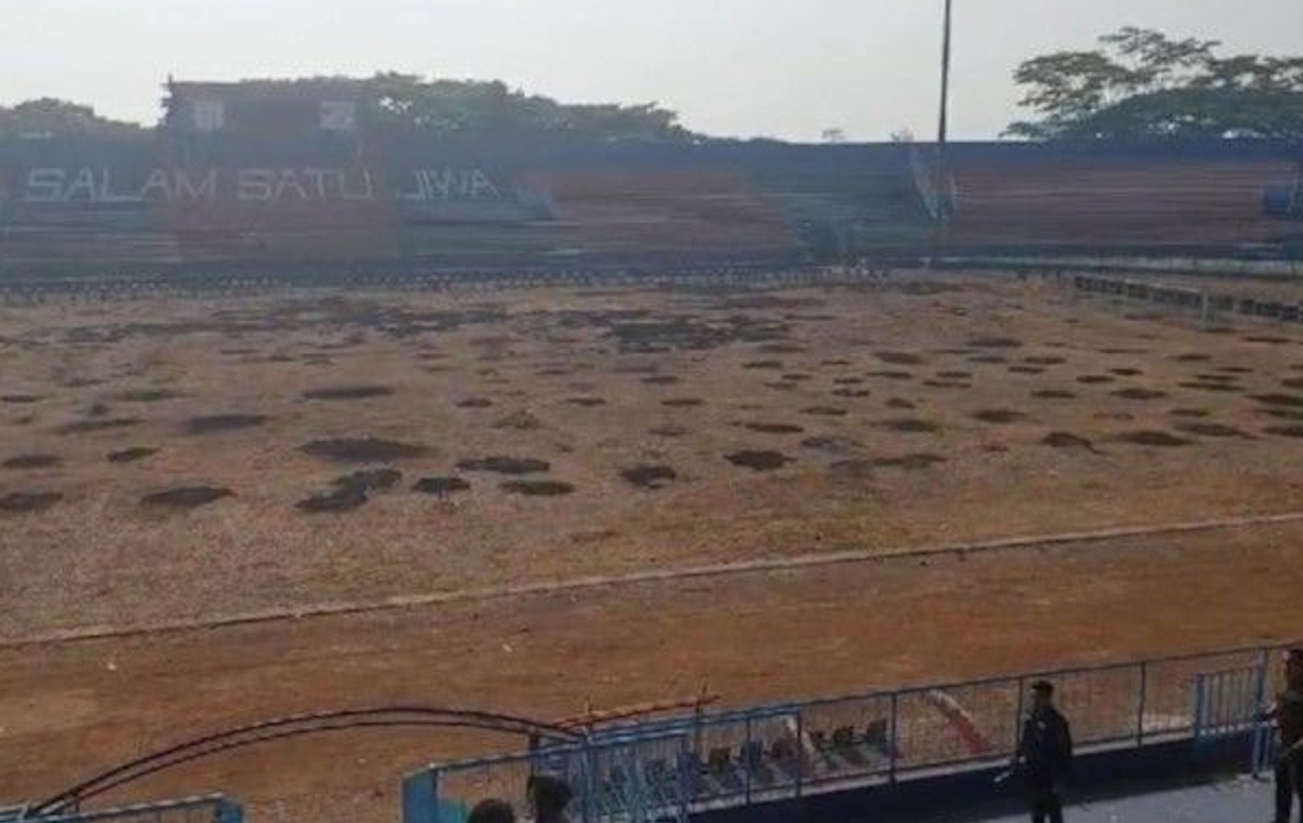 Tampak rumput Stadion Kanjuruhan usai kebakaran terjadi pada Minggu malam, 1 Oktober 2023.
