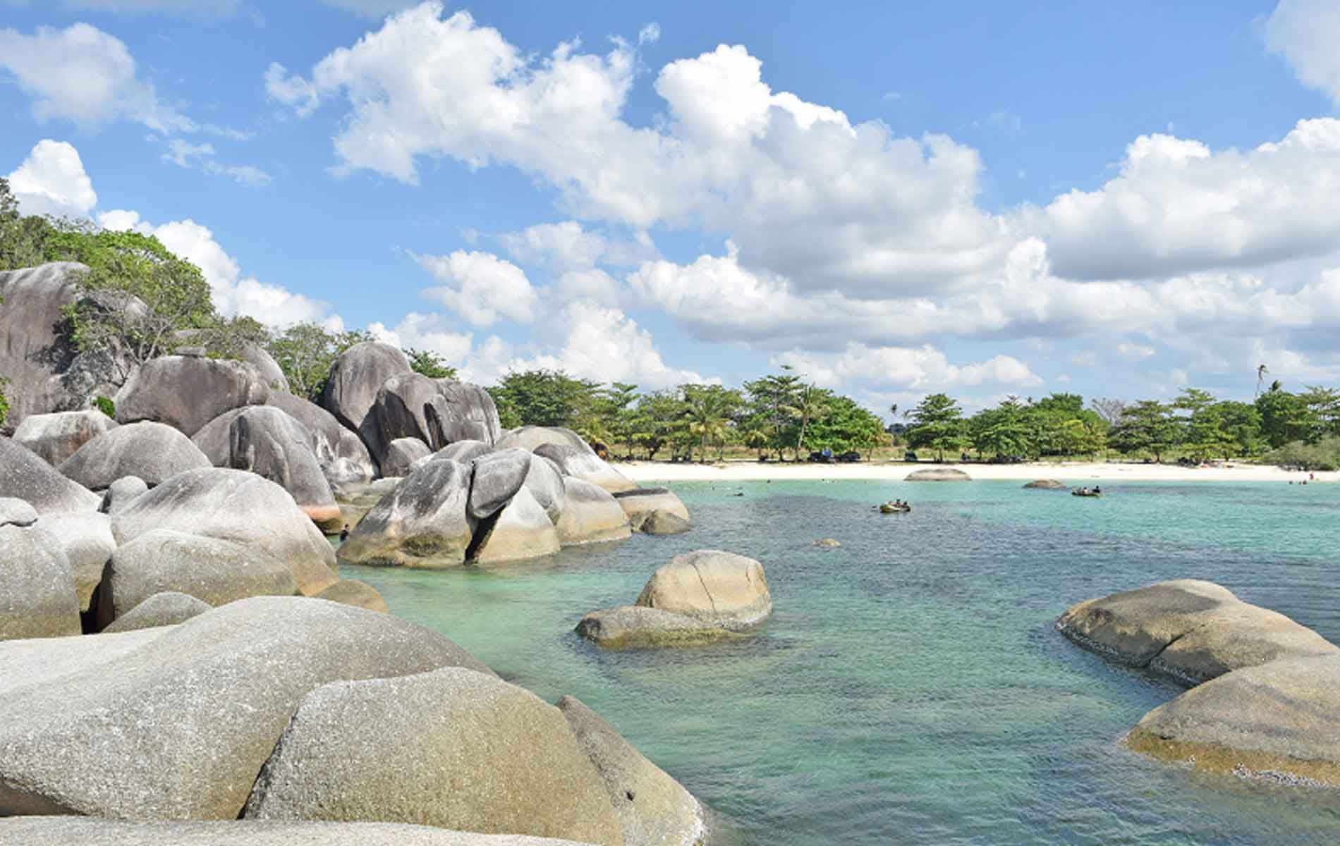 Formasi Batu Granit di Pantai Tanjung Tinggi, Belitung