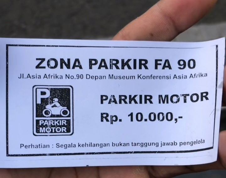 Karcis tarif parkir di Kota Bandung yang terbilang mahal untuk kendaraan roda dua.