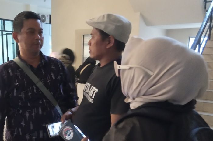 Asep Rohman Hidayat (kiri) tak mengungkapkan detail hasil audensi, saat mendampingi warga terdampak proyek tol Cisumdawu saat beraudensi dengan Pj Bupati Sumedang di Ruang Kerja Bupati Sumedang PPS Senin 2 Oktober 2023