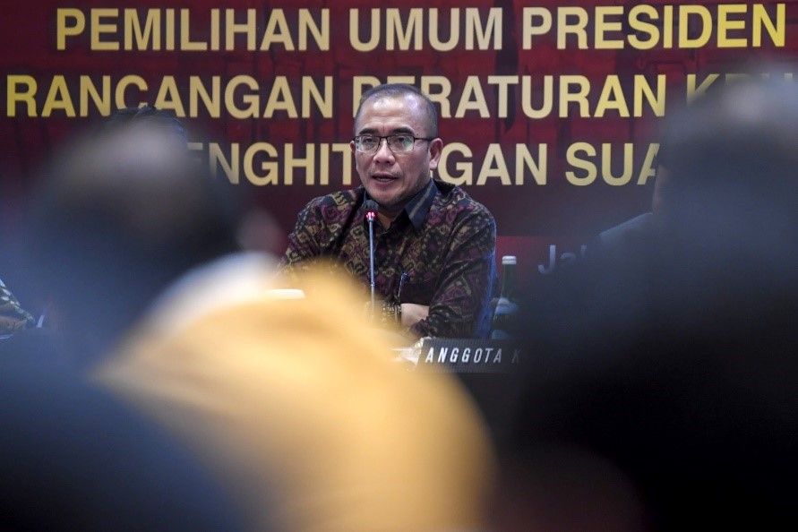 Ketua KPU RI Hasyim Asy'ari menyampaikan paparan saat penyampaian uji publik rancangan peraturan KPU di Jakarta, Senin (4/9/2023). 