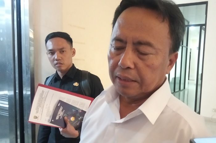 Pj Bupati Sumedang, Herman Suryatman sesaat setelah selesai beraudensi dengan warga terdampak, Ia tidak memberikan penjelasan  terkait hasil audensi itu