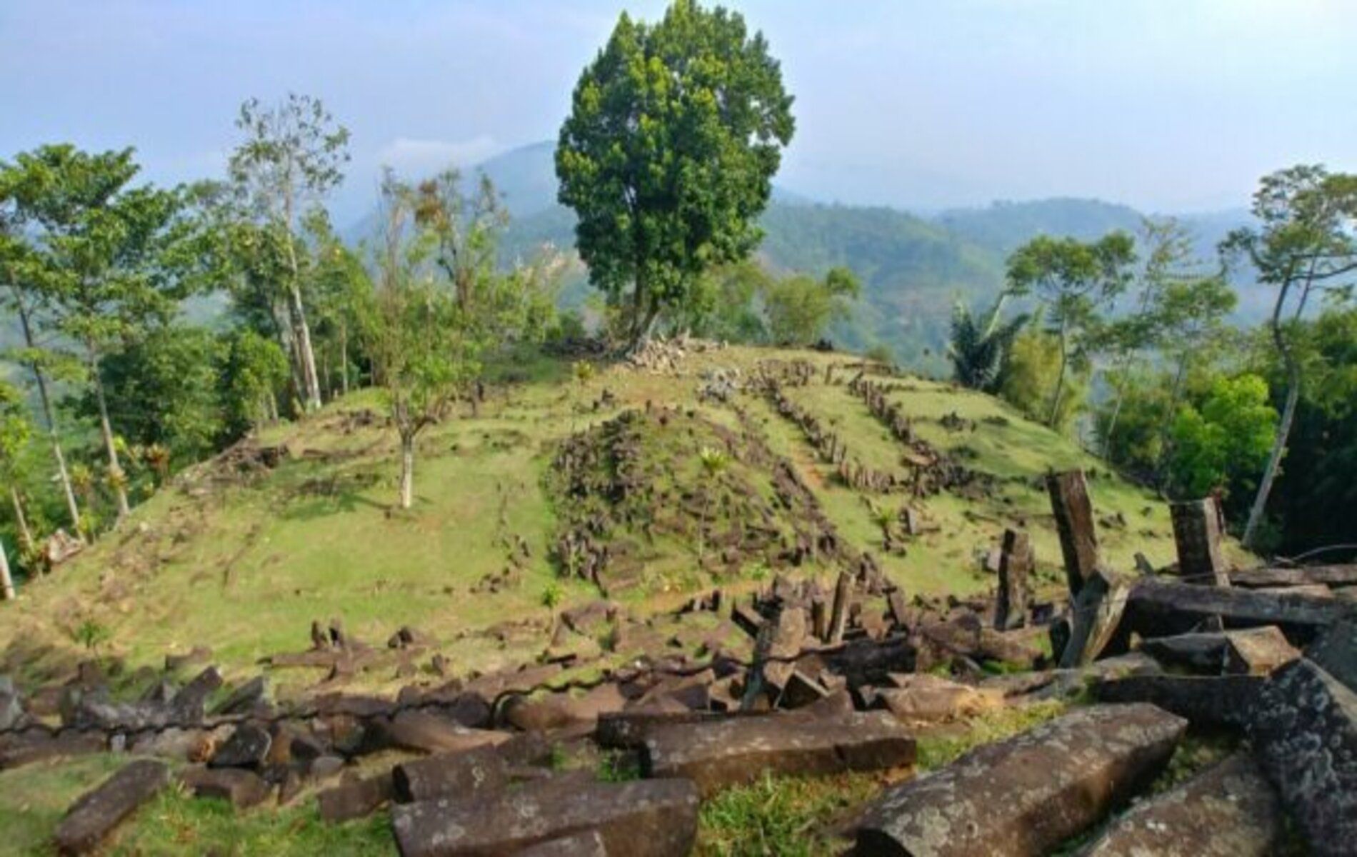Situs Gunung Padang hingga kini masih menyisakan misteri seperti dugaan ada piramida tertimbun di dalam gunung.