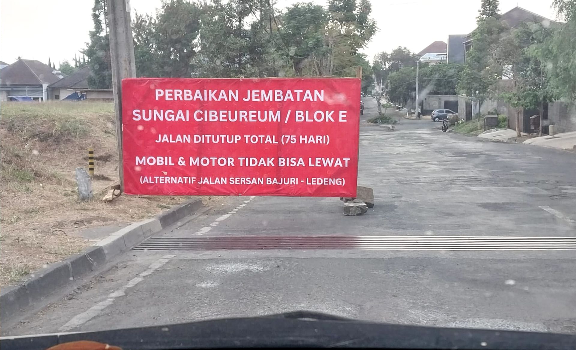 Penutupan jalan masuk komplek perumahan Pondok Hijau di daerah Gegerkalong, Kota Bandung, Rabu 4 Oktober