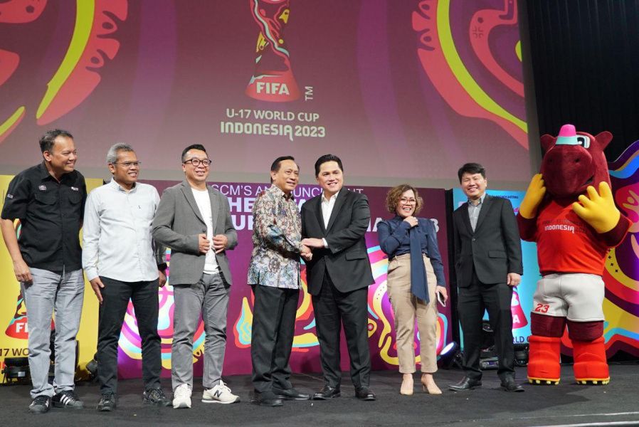 Ketua Umum PSSI Erick Thohir berjabat tangan dengan pimpinan SCM Group sebagai   broadcaster resmi Piala Dunia U17 2023. Sebanyak 52 pertandingan akan disiarkan   langsung SCM Group.*/PSSI