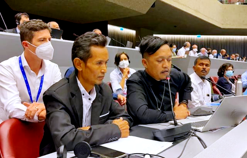 Manager Kampanye LION Initiative Indonesia, Ajat Sudrajat (kedua dari kiri - depan) saat mengikuti Konvensi Rotterdam 2022, di Jenewa.*