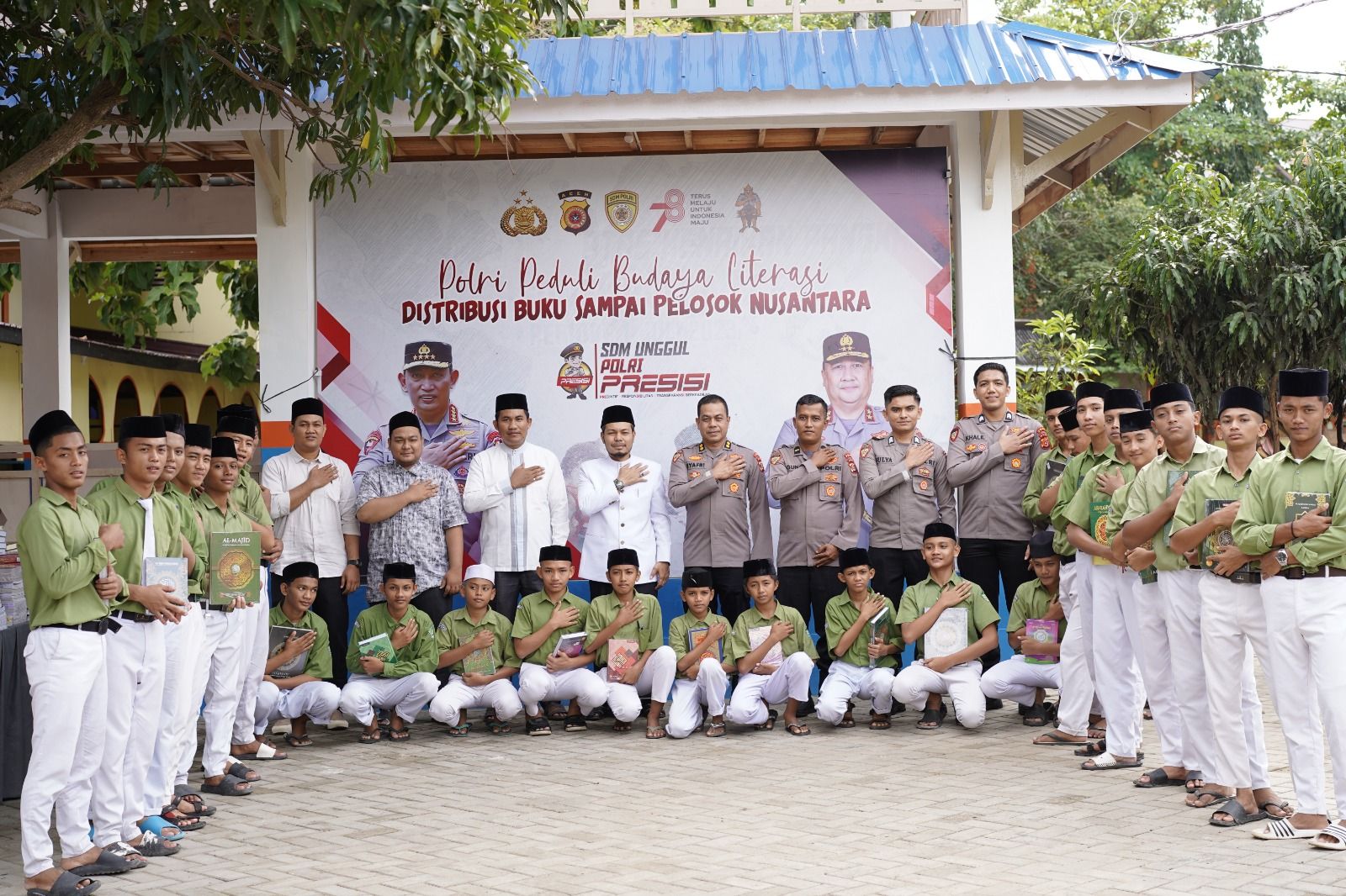 Foto bersama tim Biro SDM Polda Aceh bersama santri Dayah Babul Magfirah Cot Keueng, Desa Lam Alue Cut, Kecamatan Kuta Baro, Aceh Besar. Kamis (5/10/2023)