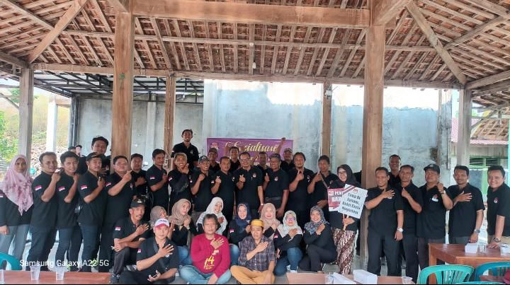 KPU Grobogan bersama masyarakat di Desa Suwatu, Kecamatan Gabus, usai melakukan sosialisasi.