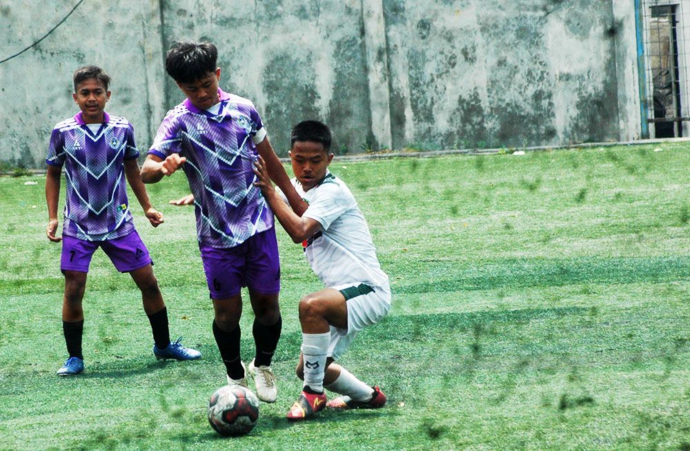 Pemain Teruna (ungu) dan pemain Nusa Raya (putih) saling berebut bola, Piala Encas Tonif, di SOR Sepakbola Lodaya, Rabu 4 Oktober 2023.