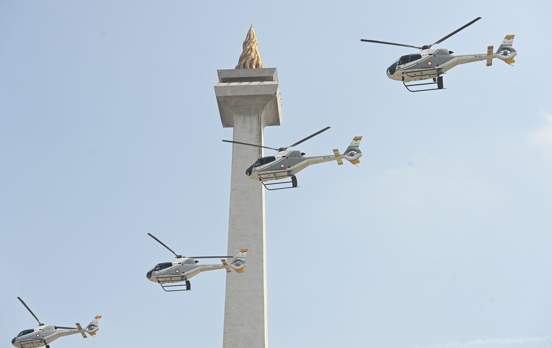 Empat helikopter EC 120 B Colibri TNI AU membentuk formasi terbang pada peringatan HUT ke-78 TNI di Lapangan Silang Monumen Nasional (Monas), Gambir, Jakarta, Kamis (5/10/2023).