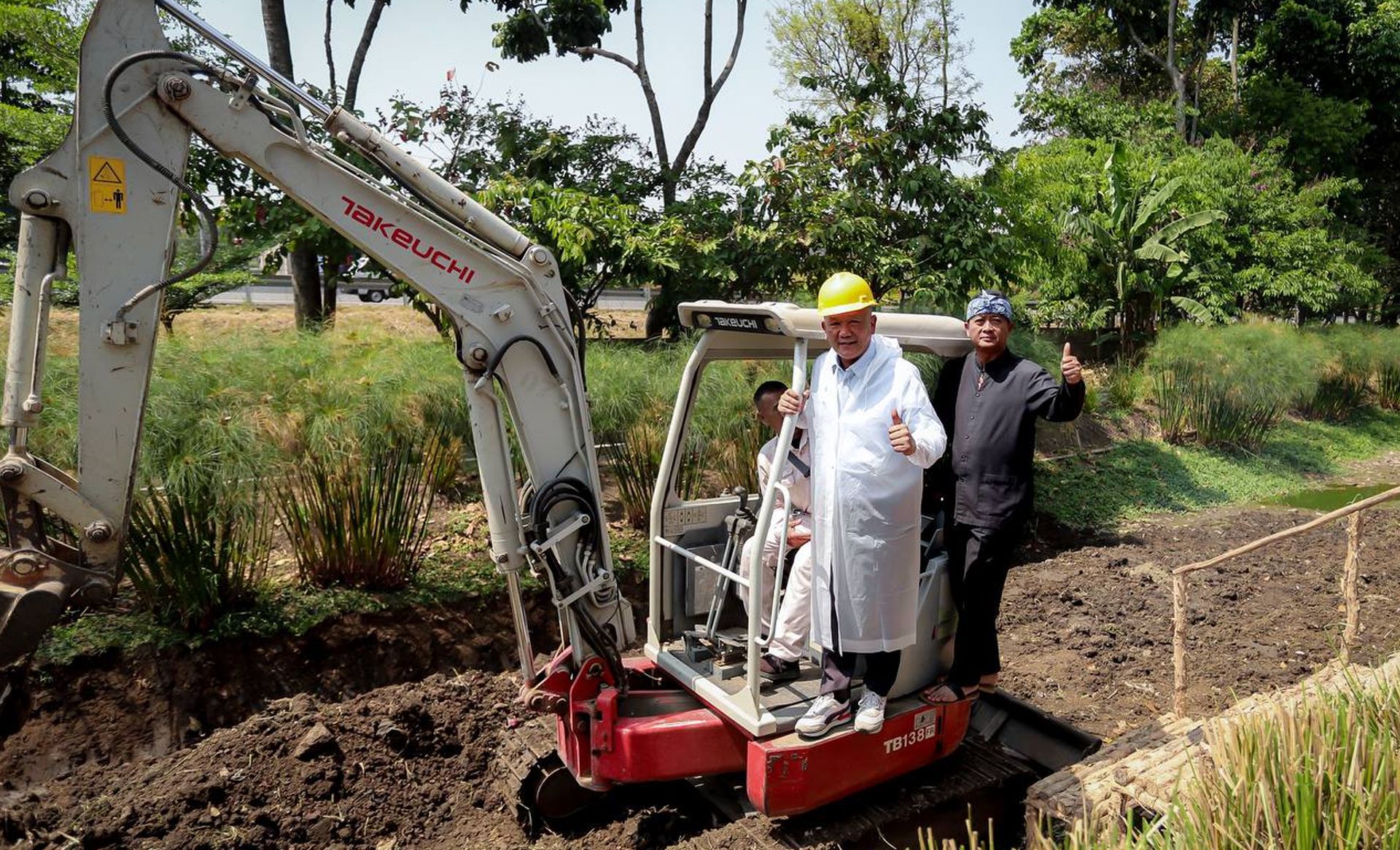 Penjabat Wali Kota Bandung, Bambang Tirtoyuliono di Jalan SOR GBLA (kawasan Kolam Retensi dan Rumah Pompa Rancabolang), Kamis 5 Oktober 2023