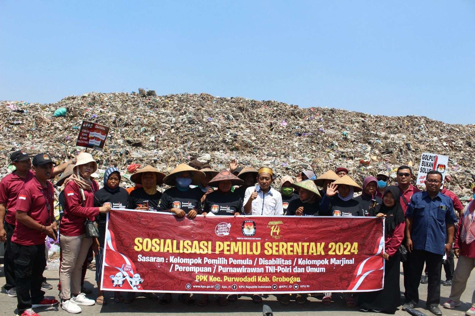 Para pemulung di TPA Ngembak, usai mengikuti sosialisasi bareng KPU Grobogan.