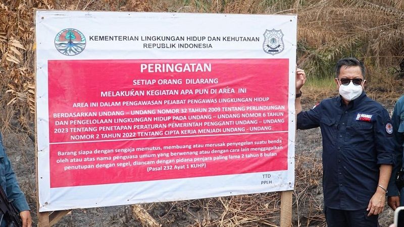 Dirjen Gakkum LHK Rasio Ridho Sani menyegel lahan sawit lokasi karhutla di Sumatera Selatan