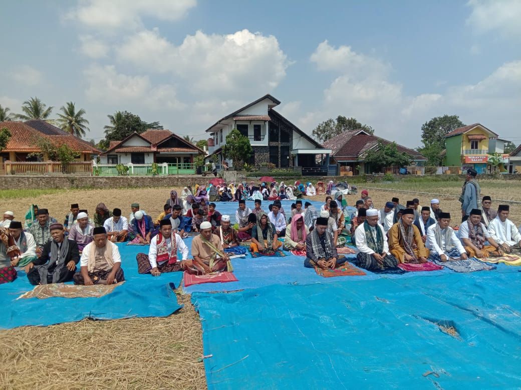 Tampak sejumlah warga bersama Kades serta Ketua MUI Desa  Ciawang Kecamatan Leuwisari Kabupaten Tasikmalaya bersiap melaksanakan salat Istisqa.