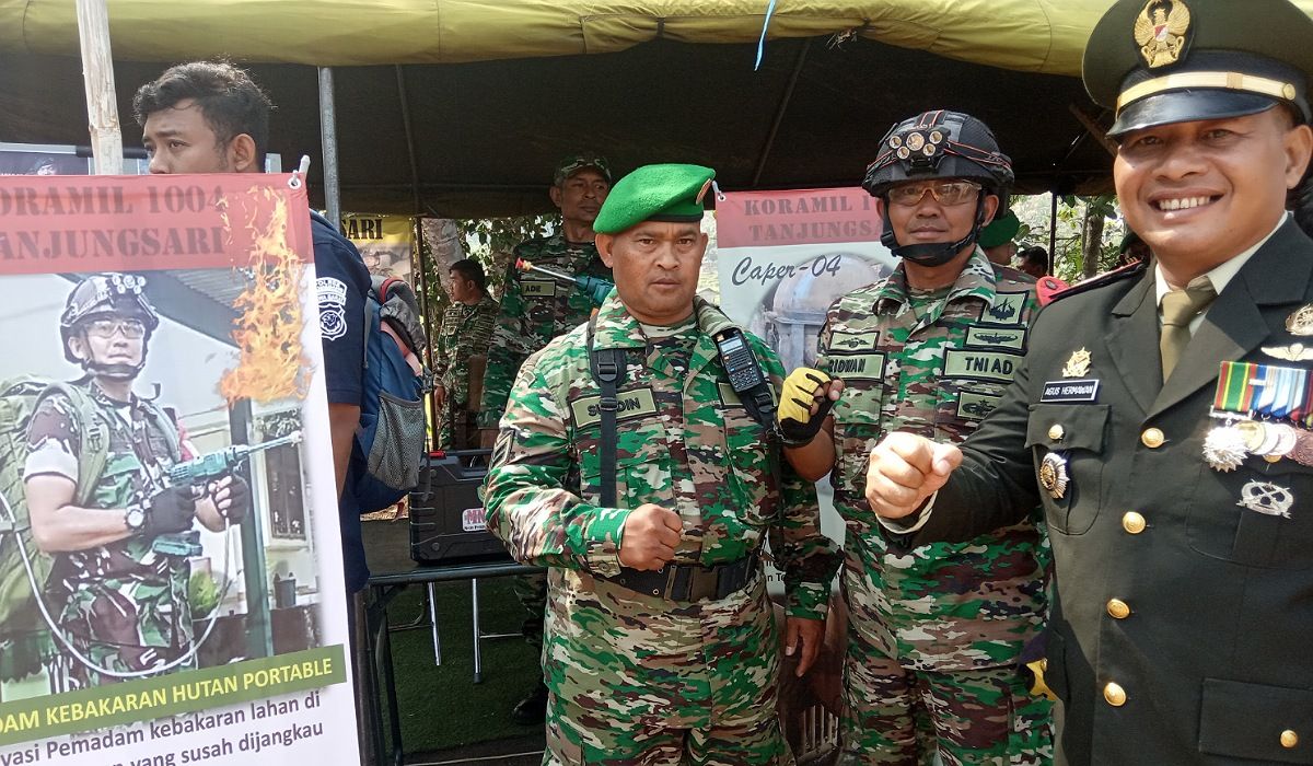 Danramil Tanjungsari, Kapten Inf Agus Hermawan bersama Babinsa  yang mendemonstrasikan alat pemadam Ngabura 04 pada HUT TNI ke 78 