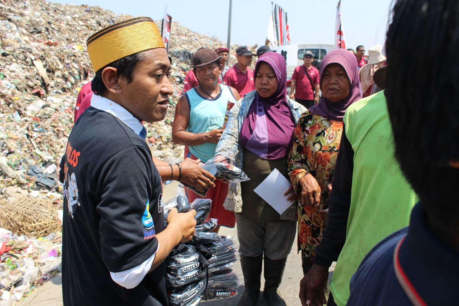 Para pemulung dan pengepul sampah antri mendapatkan kaos yang dibagikan KPU Grobogan dan BPR BKK Purwodadi.