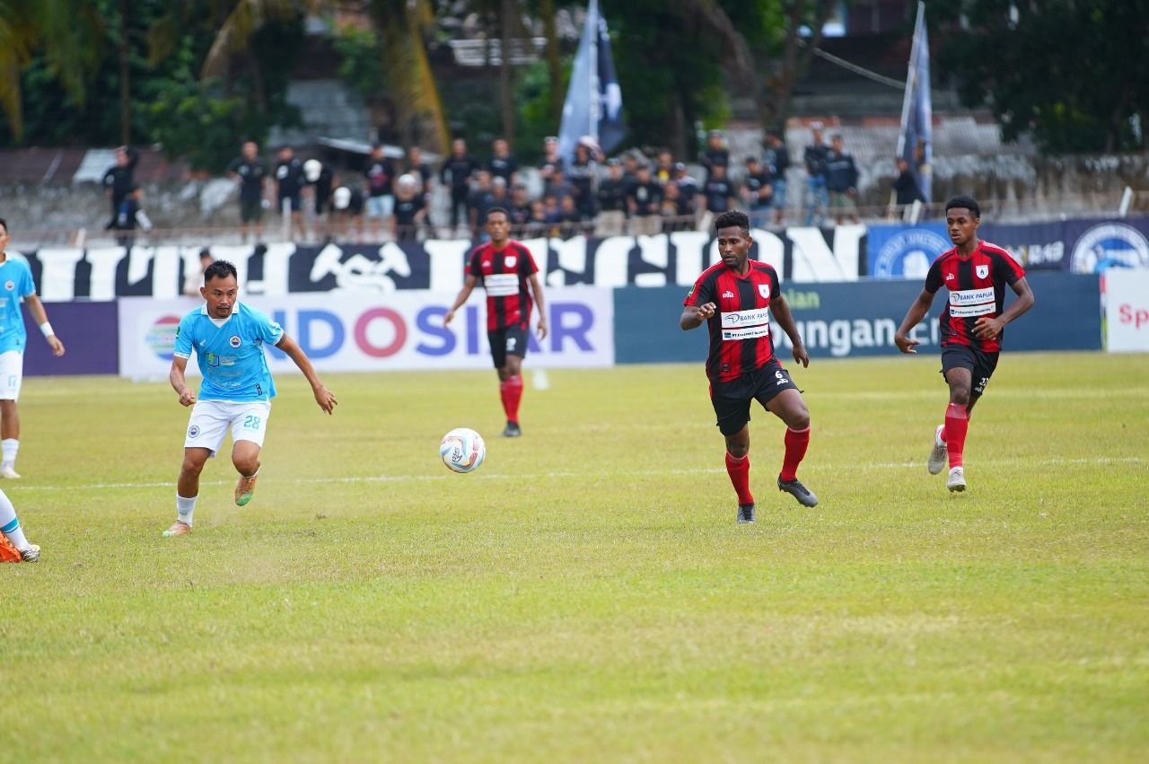 Pemain Persipura Jayapura berupaya mendapatkan bola yang lepas dari pemain Sulut United dalam laga Pegadaian Liga 2