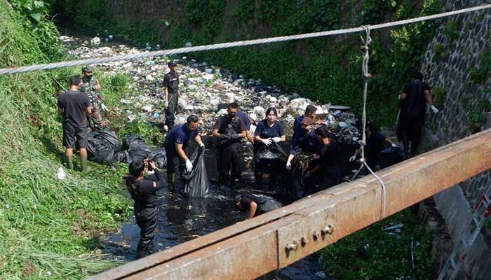 Tim Cordela Suites Tasikmalaya, Dinas Lingkungan Hidup, TNI, komunitas Kalangsari Pride, dan masyarakat sekitar membersihkan sampah di sungai pada Kamis, 5 Oktober 2023.  