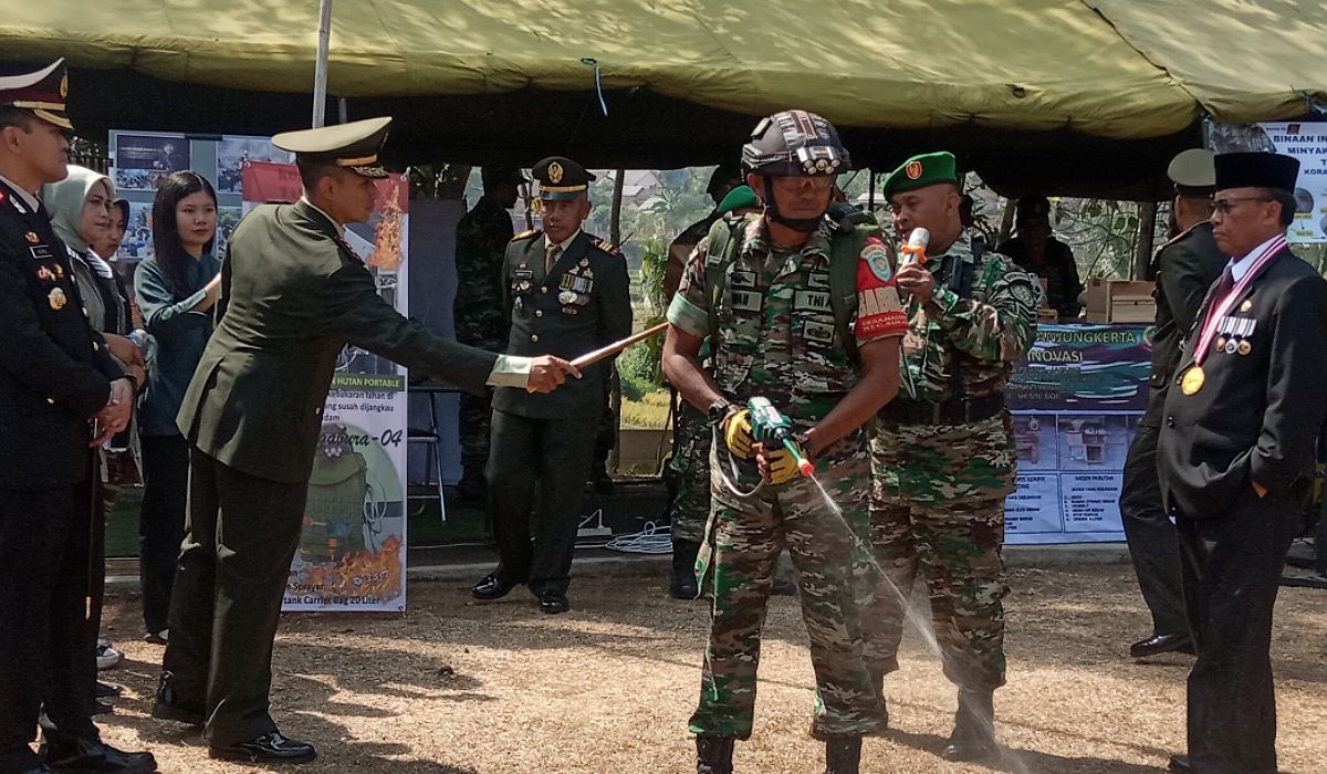 Dua Prajurit TNI anggota Koramil Tanjungsari mempraktekan cara kerja Ngabura 04 dihadapan Forkopimda Sumedang dan tamu undangan HUT TNI ke 78 