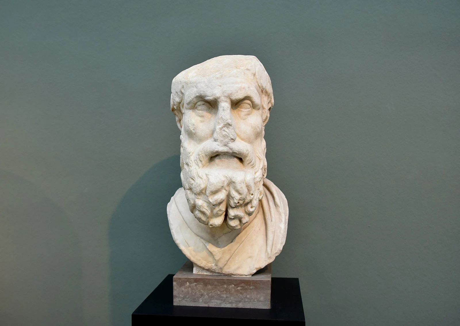 Epicurus adalah seorang filsuf Yunani yang lahir pada tahun 341 SM di pulau Samos dalam keluarga Athena.