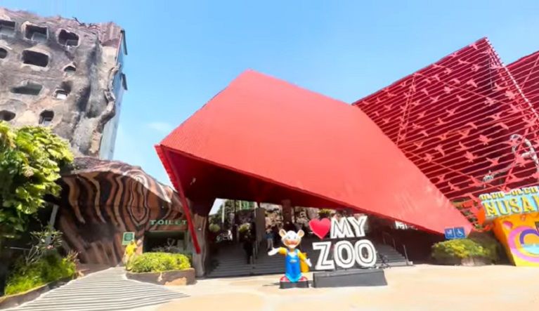 Rekomendasi tempat wisata terpopuler kota Batu termasuk Jatim Park 2 dan Batu Secret Zoo.