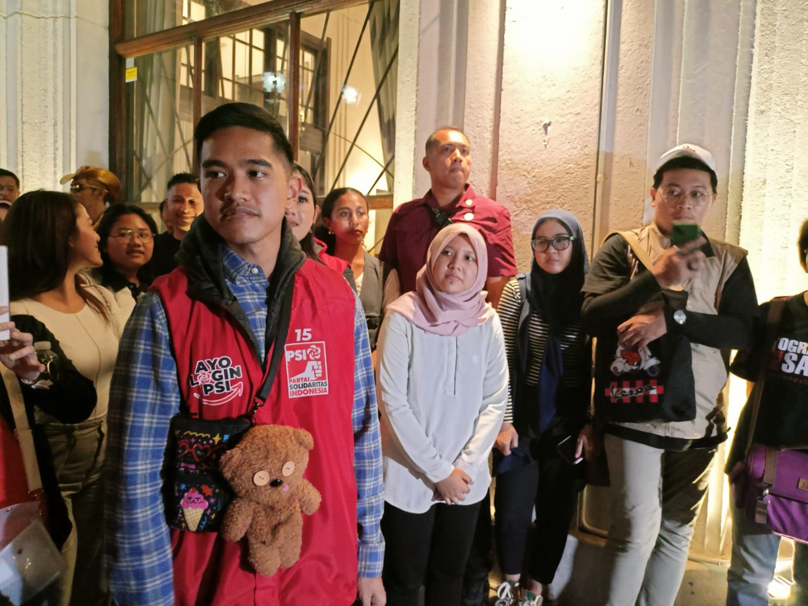 Kaesang Pangarep membawa-bawa boneka beruang saat di Bandung, Sabtu 7 Oktober 2023.
