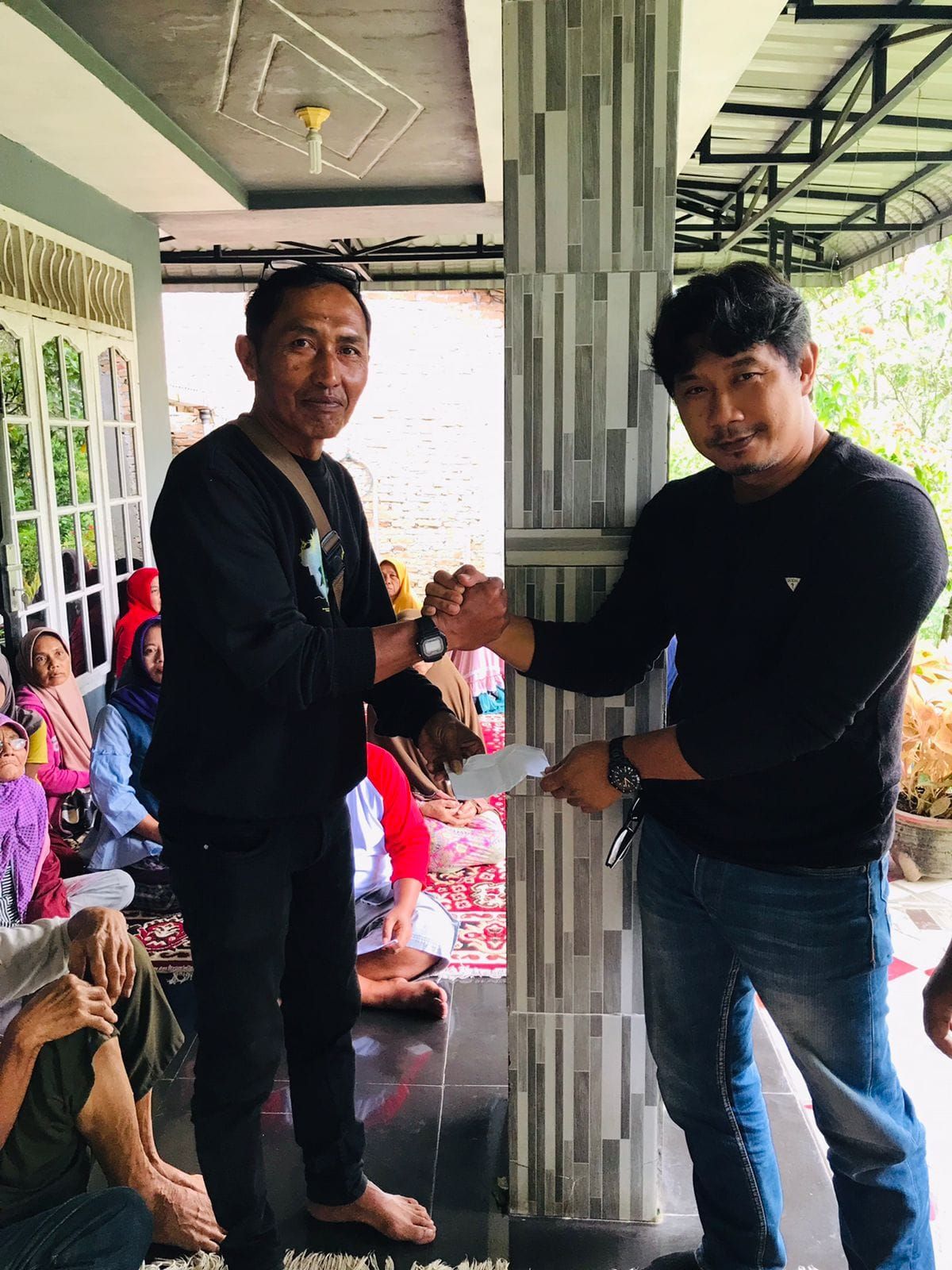 Boy Iskandar Warongan SSos MSP yang hadir bersama dengan Aprial M Rizaldi Ginting saat berkumpul dan bertemu dengan warga setempat Blok III yang sekaligus memberikan bantuan untuk pendirian Mushola