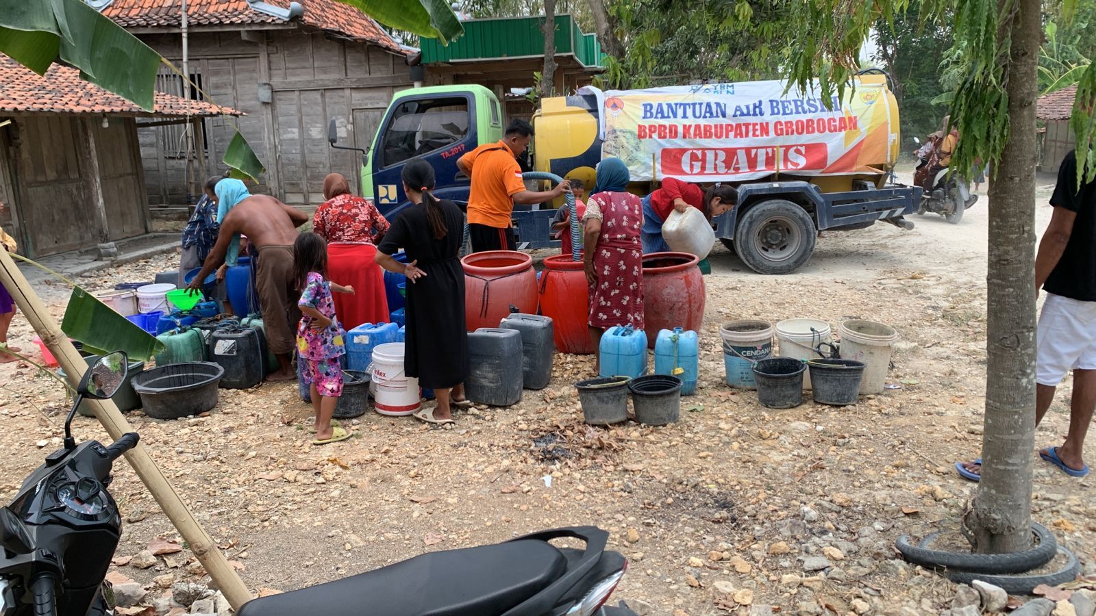 BPBD Grobogan saat menyalurkan bantuan air bersih di Desa Tunggulrejo, Kecamatan Gabus.