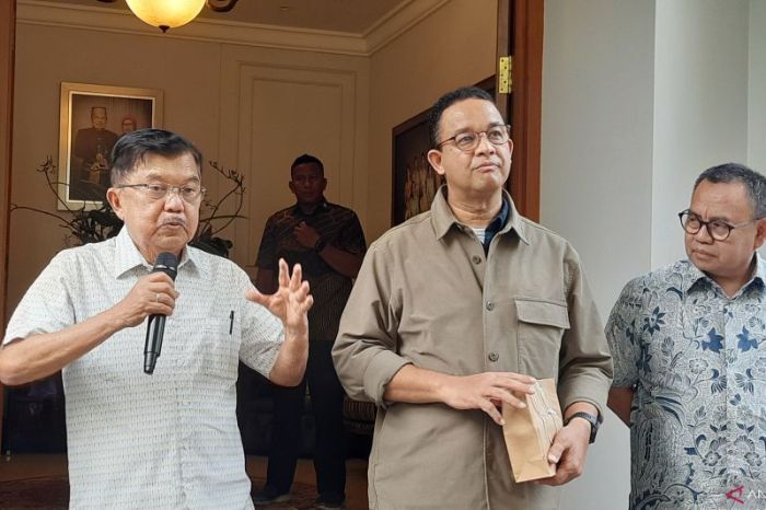 Wakil Presiden ke-10 dan ke-12 RI Jusuf Kalla (kiri) bersama Anies Baswedan (tengah) dan Sudirman Said di kediaman JK di Jalan Brawijaya, Jakarta Selatan, Sabtu (7/10/2023)