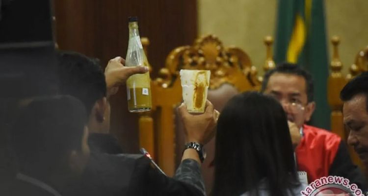 Jaksa Penuntut Umum dan penasihat hukum terdakwa Jessica Kumala Wongso memperhatikan barang bukti kopi Vietnam yang mengandung sianida dalam sidang kasus pembunuhan mirna di PN Jakarta Pusat, Jakarta, Rabu 13 Juli 2016.