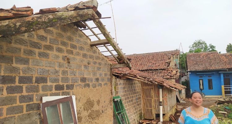 Puluhan rumah di Kabupaten Sukabumi rusak disapu hujan dan angin kencang dalam dua hari terakhir, yakni Jumat-Sabtu, 6-7 Oktober 2023. Hujan badai juga menyebabkan beberapa pohon tumbang hingga menimpa kabel listrik dan menutup akses jalan.