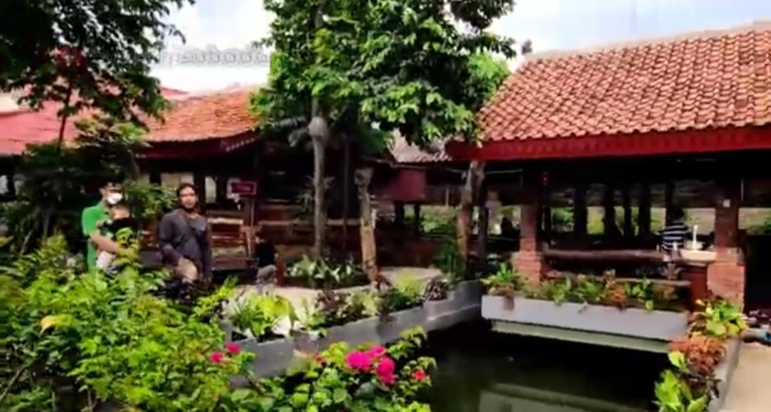 Saung Pondok Laras, cafe dan resto hits instagramable di Depok Jawa Barat/tangkapan layar YouTube/channel Anie Vlogger