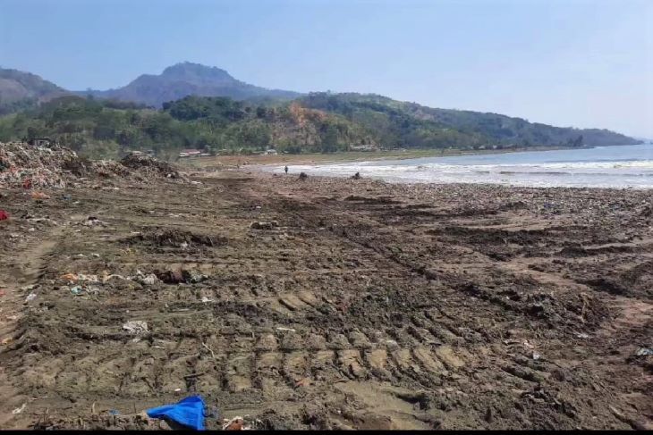 Kondisi Pantai Cibutun dan Pantai Loji sepanjang hampai 2 kilometer di Kecamatan Simpenan Kabupaten Sukabumi Jawa Barat sudah bersih dari sampah setelah diselenggarakan Aksi Bersih Bersih Sampah Pantai dalam rangka HUT TNI ke 78.