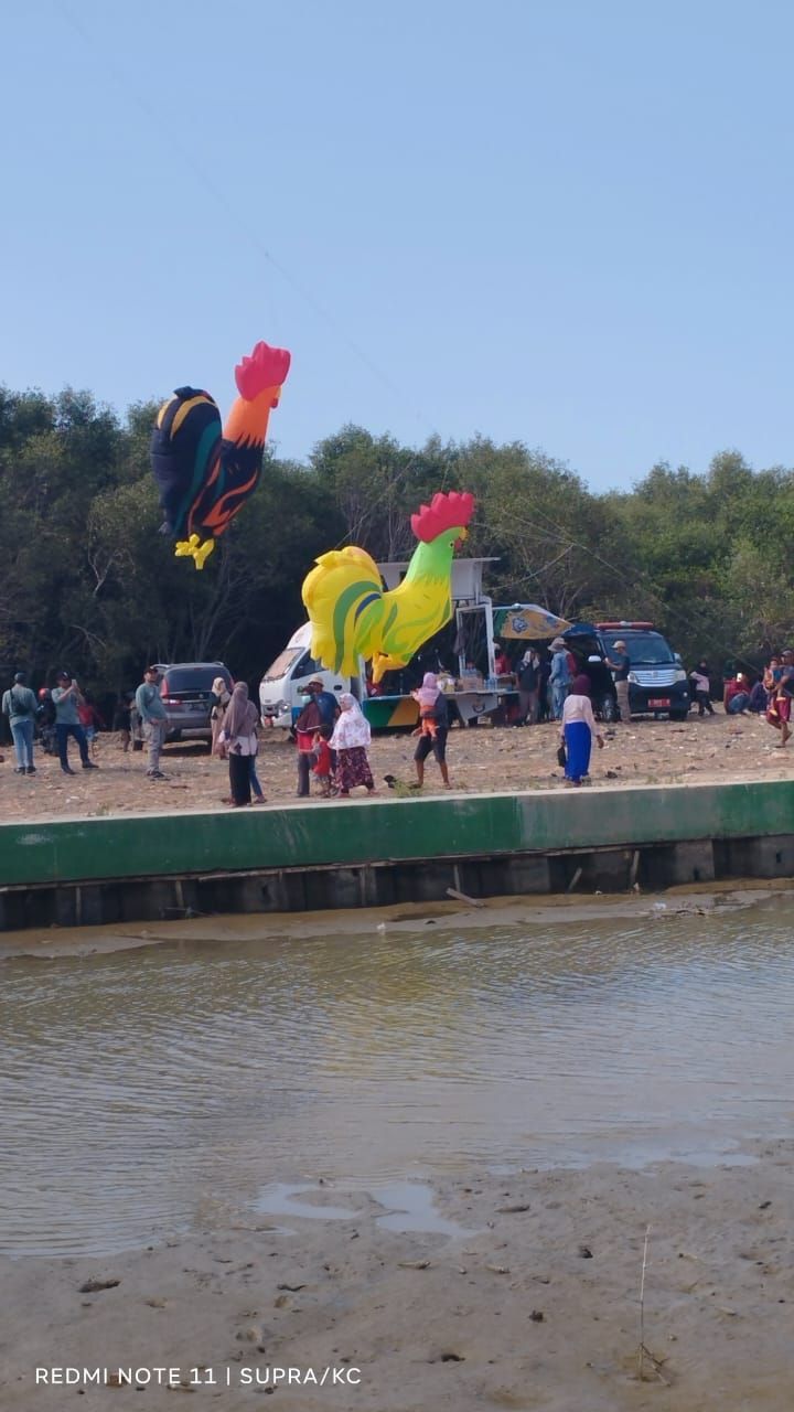 Empat Negara Meriahkan International Kite Festival, Layangan  Reborn di Desa Mundupesisir Kecamatan Mundu Kabupaten Cirebon