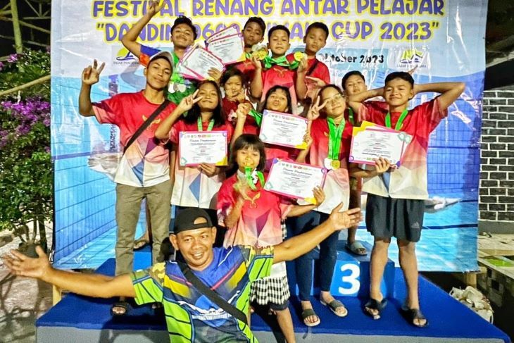 Pemenang untuk kelas Sekolah Dasar Festival Renang antar Pelajar Dandim 0609 Cimahi Cup Tahun 202 3 berfoto bersama usai menerima piala dan piagam. 