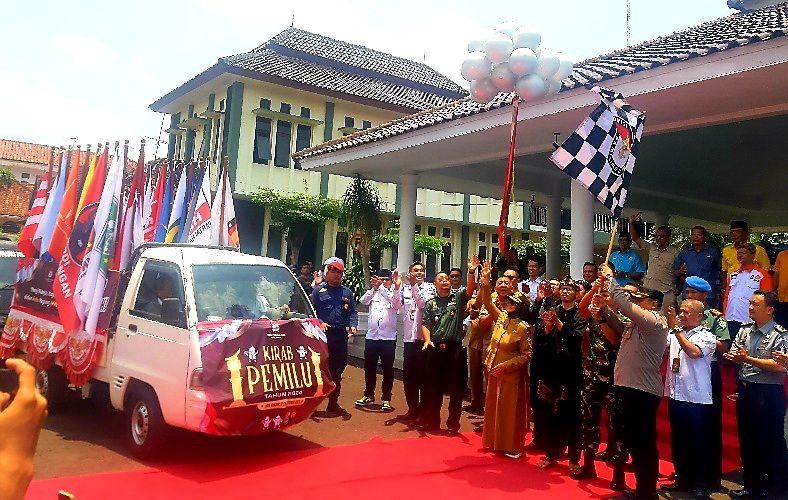 Pelepasan arak-arakan Kirab Pemilu 2024 yang membawa bendera parpol peserta Pemilu 2024 di Pendopo Wali Kota Banjar, Senin (9/10/2023).